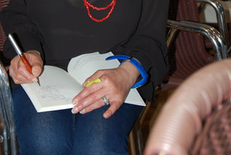 Charo Alonso firmando libros